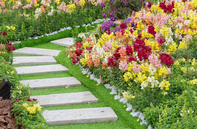 Camminamenti e bordure con piante da fiore